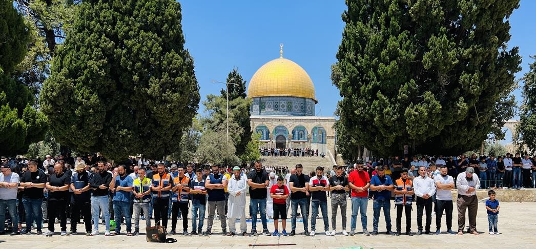 مواطنون يؤدون صلاة الجمعة في رحاب المسجد الأقصى المبارك (عدسة: وفا)